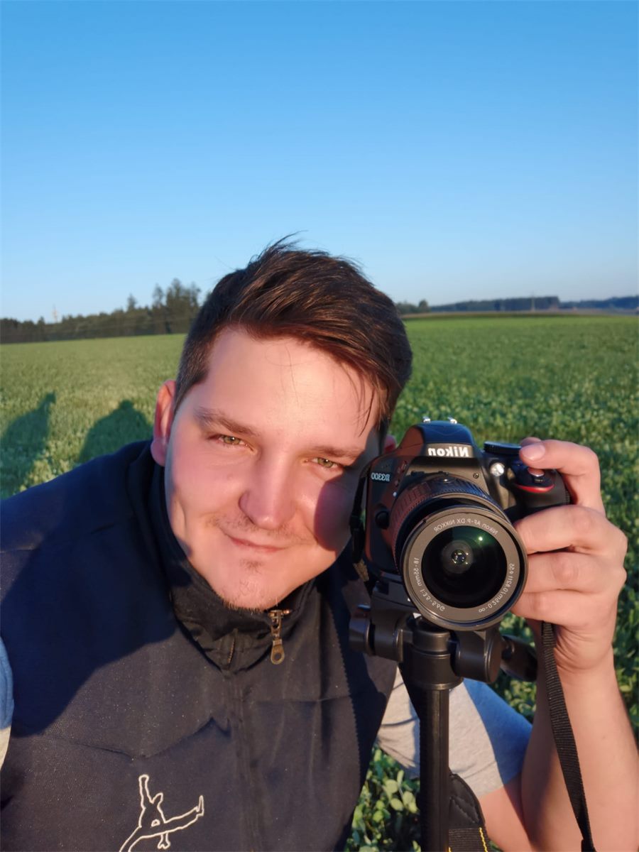Nico Heller mit Kamera – Webdesigner aus Sandau bei Havelberg